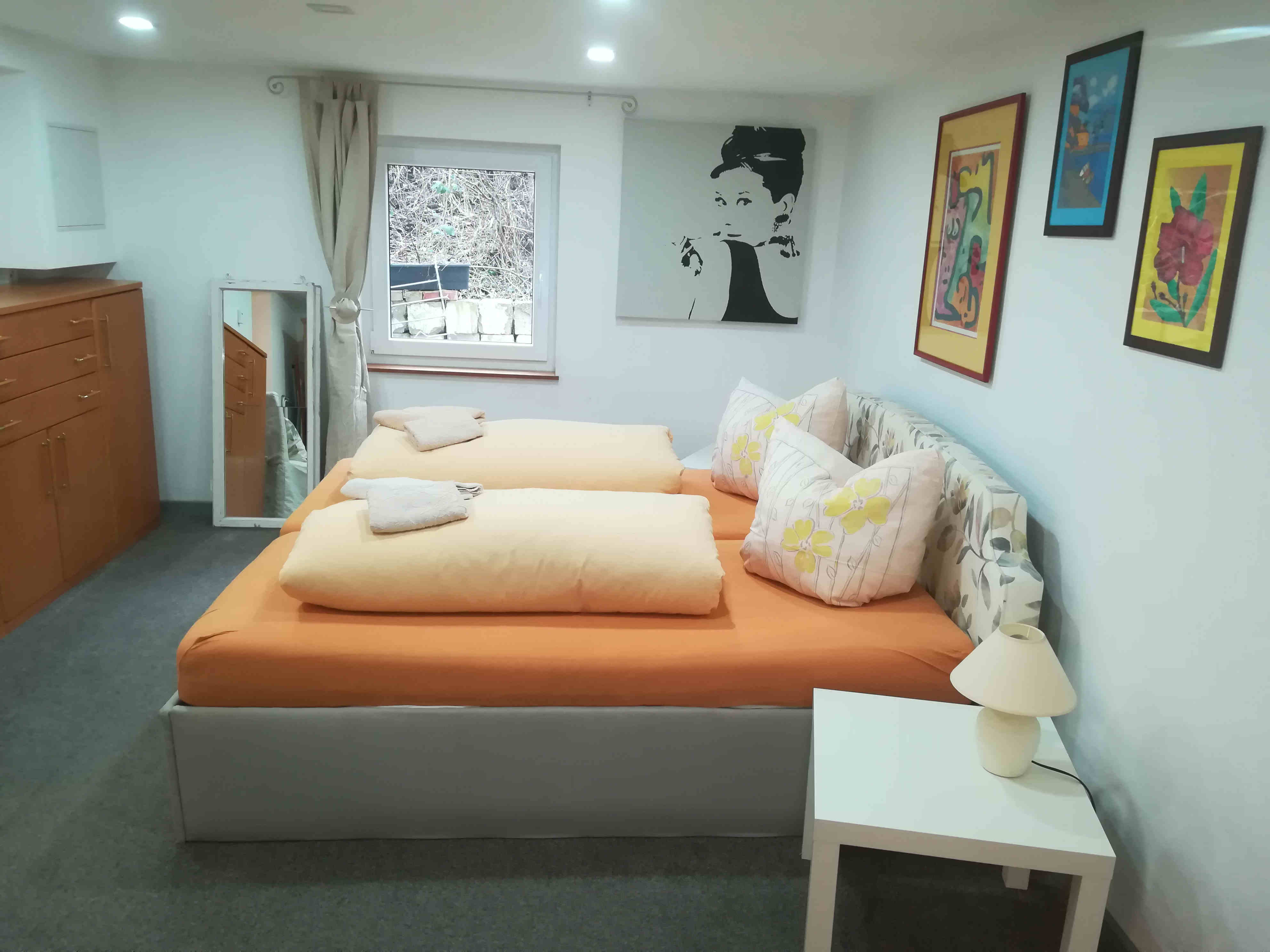 Schlafzimmer mit Doppelbett